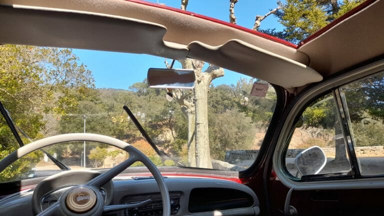 Renault 4CV techo practicable visto desde el interior