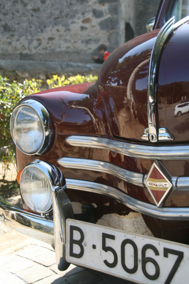 Renault 4CV. Vista delantera faro antiniebla MARCHAL