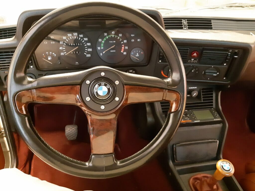 BMW 323i E21 - Steering wheel and frame