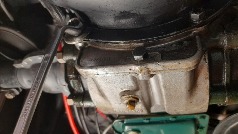 Carenado bajos Renault Dauphine. Fijacion en bajos vehículo